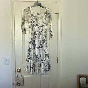 Komarov three quarter length sleeve polyester dress.